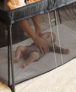 Mamas & Papas Babybjorn Travel Cot Light Bundle with Fitted Sheet - Black
