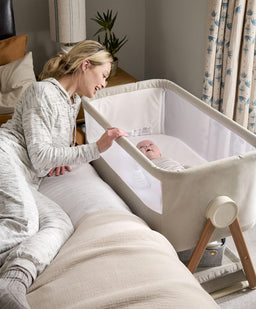 Mamas & Papas Bedside Sleeping Lua Bedside Crib and Sheet Bundle - Fawn/White