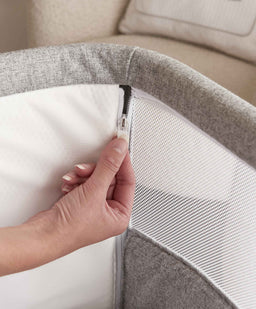 Mamas & Papas Bedside Sleeping Lua Bedside Crib and Sheet Bundle - Grey/White