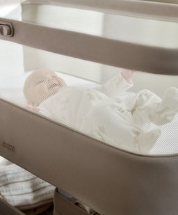 Mamas & Papas Lua 2 Bundle with White Sheets & Mattress Protector - Mocha