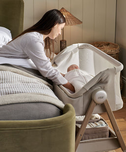 Mamas & Papas Lua 2 Bundle with White Sheets & Mattress Protector - Mocha