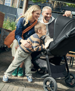 Mamas & Papas Vardo S Complete with Aton B2 & CC Stand - Noir