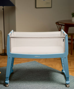 Snuz SnuzPod Studio Bedside Crib – Santorini Sky Blue